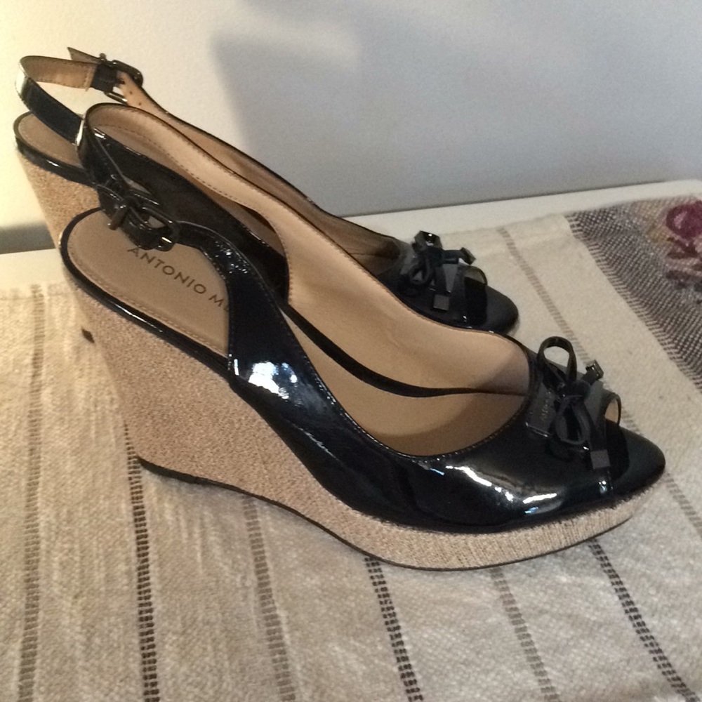 Black wedges